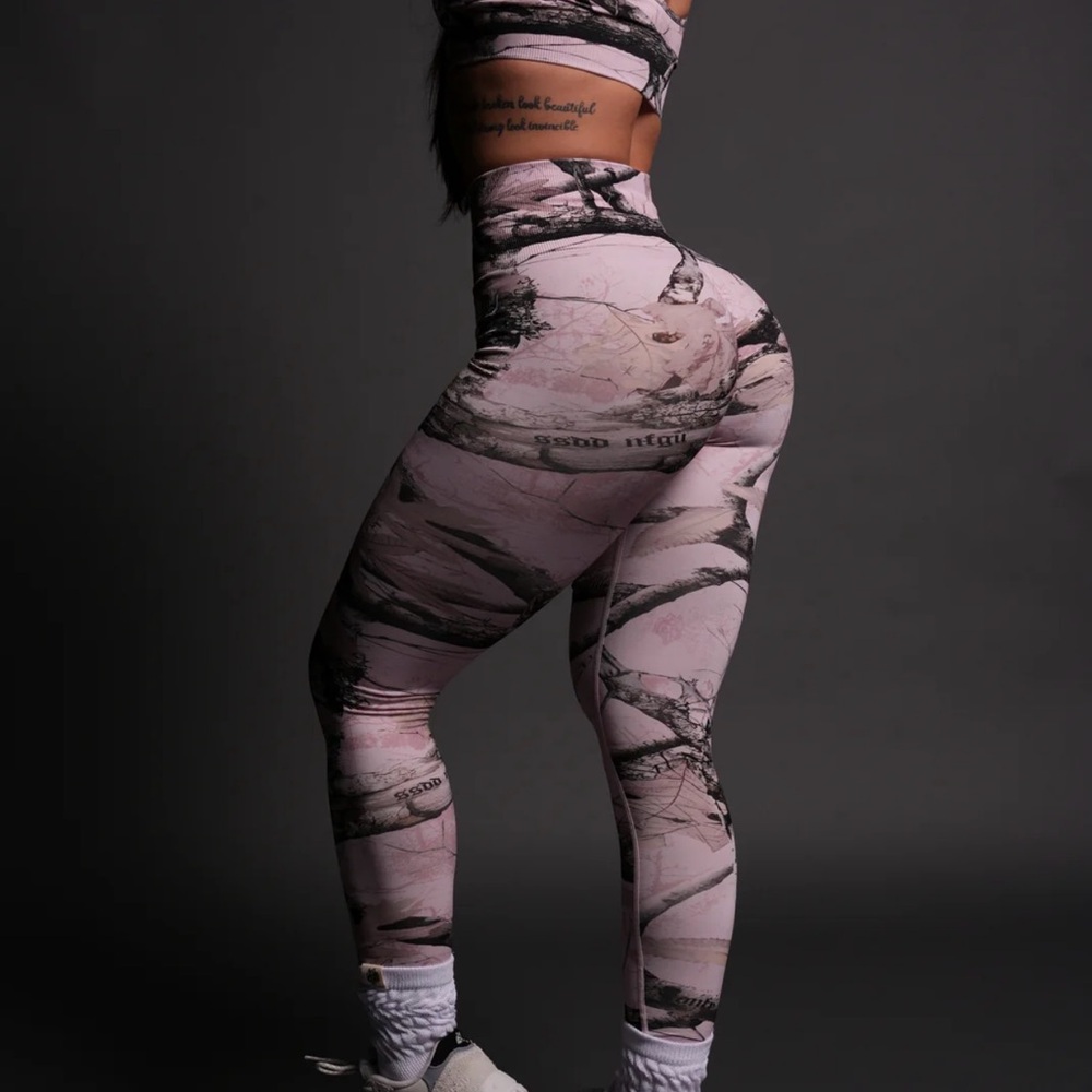 OUR PASSION EVERSON SEAMLESS SCRUNCH LEGGINGS in BEOWN/LIGHT MAUVE WOODLAND CAMO - Picture 2 of 15